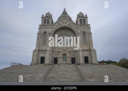 Sanctuaire de l'église Santa Luzia entrée impressionnante à l'aube à Viana do Castelo, Portugal, Europe Banque D'Images