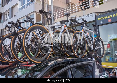 Bayona, Pontevedra, Espagne ; août, 27,2024;plusieurs vélos de course solidement fixés à la galerie de toit d'une voiture, prêt pour le transport à un événement cycliste ou Banque D'Images