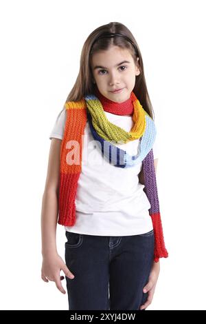 Cute little girl wearing scarf multicolores. Isolé Banque D'Images