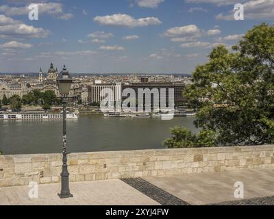 Vue panoramique d'une ville avec une rivière, de longues rues riveraines et des bâtiments historiques, budapest, danube, hongrie Banque D'Images