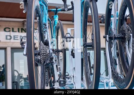 Bayona, Pontevedra, Espagne ; août, 27,2024;plusieurs vélos de course solidement fixés à la galerie de toit d'une voiture, prêt pour le transport à un événement cycliste ou Banque D'Images