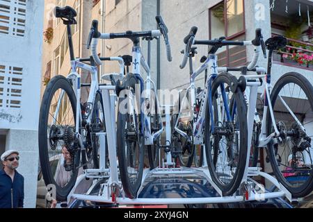 Bayona, Pontevedra, Espagne ; août, 27,2024;plusieurs vélos de course solidement fixés à la galerie de toit d'une voiture, prêt pour le transport à un événement cycliste ou Banque D'Images