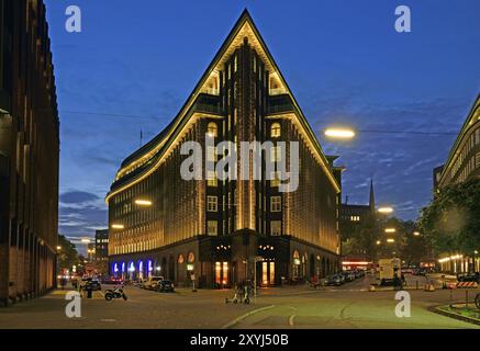 Europe, Allemagne, Hambourg, ville, Kontorhausviertel, Chilehaus, façade en briques de clinker, construite de 1922 à 1924 par Fritz Hoeger, site du patrimoine mondial, nuit, GA Banque D'Images