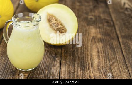 Smoothie Fresh Made Honeydew Melon (gros plan, mise au point sélective) sur une table en bois Banque D'Images