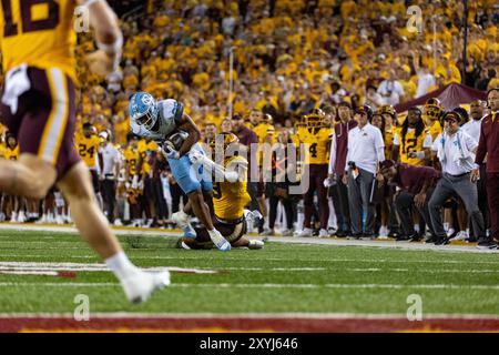 Paul, Minnesota, États-Unis. 29 août 2024. Le runningback de l'Université de Caroline du Nord OMARION HAMPTON est abattu par un défenseur de l'Université du Minnesota. L'Université du Minnesota affronte l'Université de Caroline du Nord au Huntington Bank Stadium à Minneapolis Minnesota. L’Université de Caroline du Nord a gagné 19-17 le jeudi 29 août. (Crédit image : © Michael Turner/ZUMA Press Wire) USAGE ÉDITORIAL SEULEMENT! Non destiné à UN USAGE commercial ! Banque D'Images