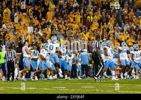 Paul, Minnesota, États-Unis. 29 août 2024. Le joueur TY WHITE de l'Université de Caroline du Nord et ses coéquipiers célèbrent après avoir gagné le match. L'Université du Minnesota affronte l'Université de Caroline du Nord au Huntington Bank Stadium à Minneapolis Minnesota. L’Université de Caroline du Nord a gagné 19-17 le jeudi 29 août. (Crédit image : © Michael Turner/ZUMA Press Wire) USAGE ÉDITORIAL SEULEMENT! Non destiné à UN USAGE commercial ! Banque D'Images