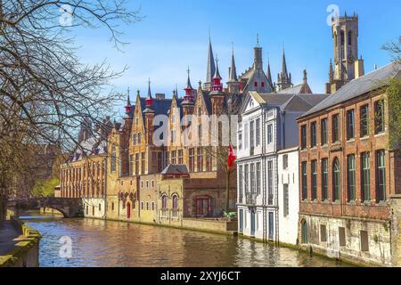 Bruges, Belgique Maisons de brique médiévale historique de tours vue sur la rue le long du canal Groene Rei Banque D'Images