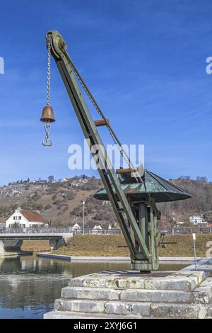 Grue historique dans le vieux port du canal principal du Danube Ludwig à Kelheim Banque D'Images