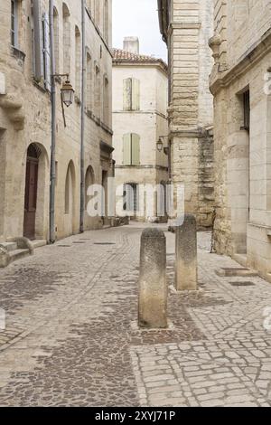 Ruelle pittoresque à Uzès, Sud de la France (Ardèche) Banque D'Images