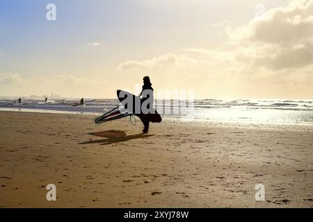 Silhouette de kitesurfer sur la plage de sable par la mer du Nord Banque D'Images