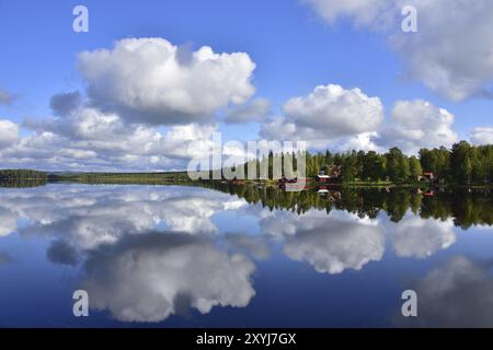 Gaevunda avec un lac en Suède à autum, dalarna laen. Gaevunda à Schweden Banque D'Images