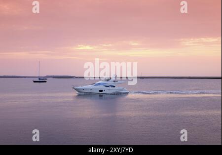 Bateau Saiingl contre le coucher du soleil sur la mer. Floride, États-Unis, Amérique du Nord Banque D'Images