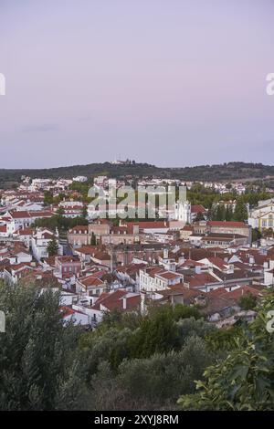 Vue de la ville de Montemor o Novo depuis le château de l'Alentejo au coucher du soleil, Portugal, Europe Banque D'Images