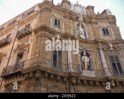 Bâtiment historique avec façade baroque richement décorée, sculptures et plusieurs fenêtres, palerme, sicile, méditerranée, italie Banque D'Images