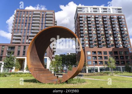 Sculpture en acier de plain-pied sur la rue Maashaven Noordzijde, nouveaux immeubles résidentiels de grande hauteur dans le quartier Katendrecht, quartier Feijenoord en R Banque D'Images