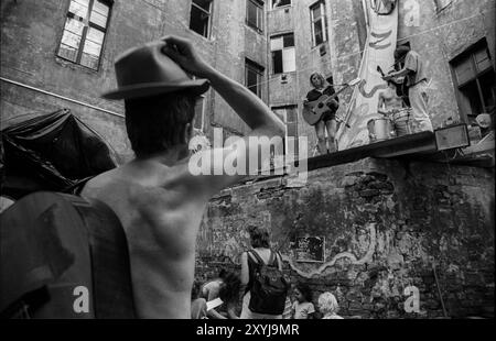 Allemagne, Berlin, 22 juin 1991, soirée dans la cour au squat de l'Auguststrasse 10, KULE (Kunst und Leben), Europe Banque D'Images