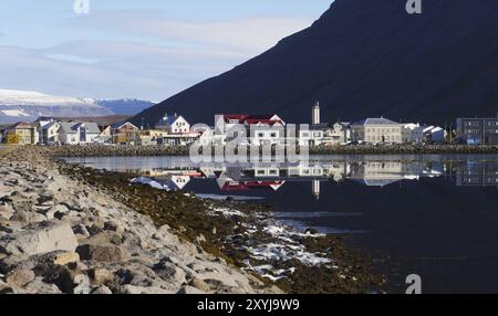 Isafjoerður à Skutulsfjoerður dans les fjords de l'ouest de l'Islande Banque D'Images