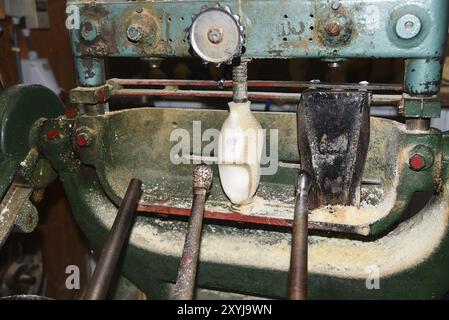 Broek à Waterland, pays-Bas. Février 2023. Usine de sabot avec des machines et des sabots Banque D'Images