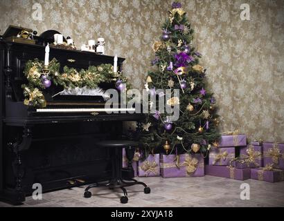 Chambre vintage avec piano noir, sapin de Noël, bougies, cadeaux ou cadeaux et décoration Banque D'Images