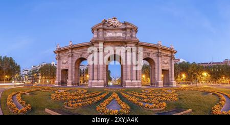 Madrid Espagne, panorama de nuit ville à Puerta de Alcala Banque D'Images