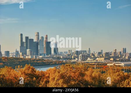 Moscou Russie, vue sur la ville du centre d'affaires de Moscou depuis Sparrow Hill avec saison des feuillages d'automne Banque D'Images