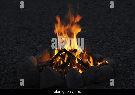 Romance près du feu de camp Banque D'Images