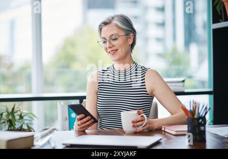 Femme mature, affaires et téléphone pour la communication, le réseautage et la gestion de la clientèle au bureau. Consultant, corporate et mobile pour le conseil, email Banque D'Images