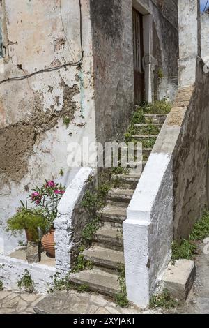 Escalier à une vieille maison en Grèce Banque D'Images