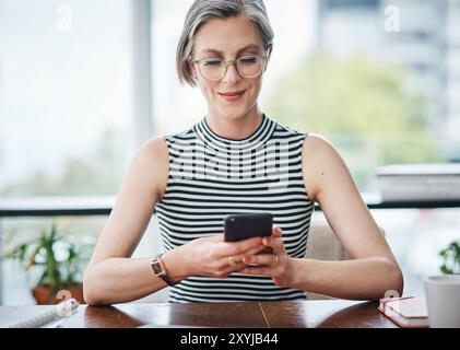 Femme mature, entreprise et téléphone pour le courrier électronique, la communication et la gestion des clients au bureau. Consultant, corporate et mobile pour le conseil, le réseautage Banque D'Images