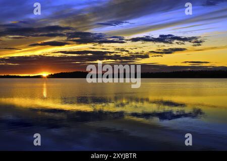 Couleurs fantastiques du coucher de soleil. Lac Pongomozero, Carélie du Nord, Russie, Europe Banque D'Images