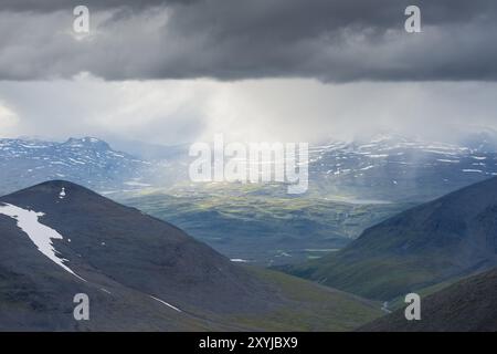 Douche à effet pluie, Abisko Alpes, Norrbotten, Laponie, Suède, juillet 2013, Europe Banque D'Images