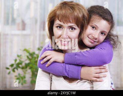 Portrait de mère heureuse et de sa petite fille à la fête des mères Banque D'Images