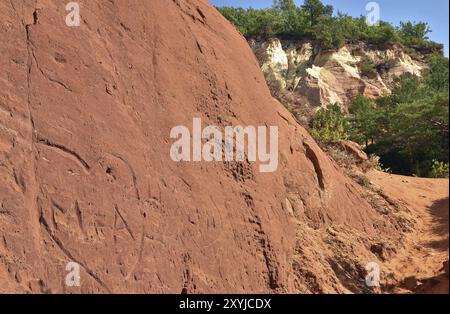 Coeur avec initiales sur le mur ocre Banque D'Images