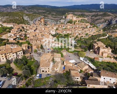 Un charmant village avec des toits de tuiles historiques et des bâtiments fortifiés, niché dans les montagnes, vue aérienne, église collégiale sur la colline, Colegiata Banque D'Images