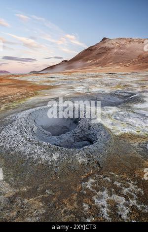 Marmites bouillonnante dans la zone géothermique de Hverir, dans la région de Myvatn, au nord de l'Islande Banque D'Images