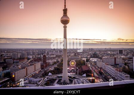 Berlin, Allemagne. Novembre 2022. Le Fernsehturm domine l'horizon de Berlin Banque D'Images