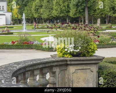 Vaste jardin fleuri avec fontaines, chemins et arbres dans un paysage de parc en plein air bien entretenu, Schloss Neuhaus, Allemagne, Europe Banque D'Images