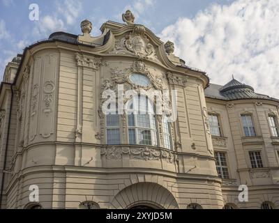 Bâtiment historique avec façade baroque, reliefs élaborés et sculptures sous un ciel légèrement nuageux, Bratislava, Slovaquie, Europe Banque D'Images