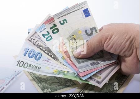 Main tenant des billets en dollars américains isolés sur fond blanc Banque D'Images