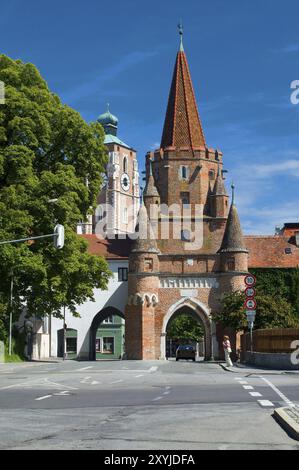 Europe, Allemagne, Bavière, Ingolstadt, Kreuztor, construit en 1385, une partie des fortifications de la ville, en arrière-plan les tours de la Liebfrauenmuenster Banque D'Images