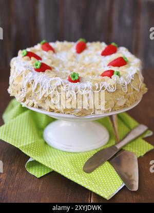 Gâteau aux carottes avec glaçage et peu de carottes sur fond de bois Banque D'Images