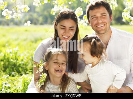 Heureux jeune famille avec deux enfants à l'extérieur. Journée de printemps Banque D'Images