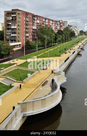 Kaliningrad, Russie, 18 août 2016 : les gens marchent sur la nouvelle promenade Admiral Tributs, le lieu de repos préféré, en Europe Banque D'Images