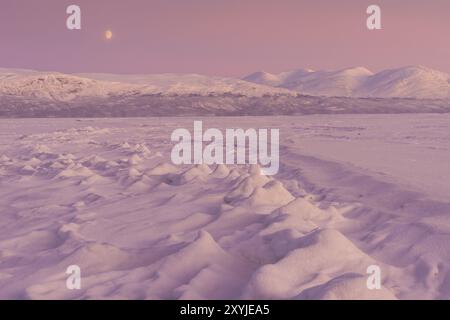 Lever de lune sur le lac gelé Tornetraesk, Abisko, Norrbotten, Laponie, Suède, décembre 2012, Europe Banque D'Images