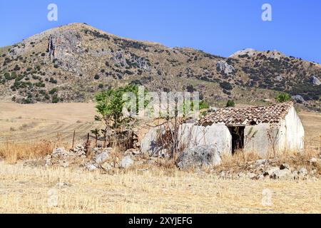 Ancienne villa abandonnée proche des montagnes en Andalousie, Espagne, Europe Banque D'Images