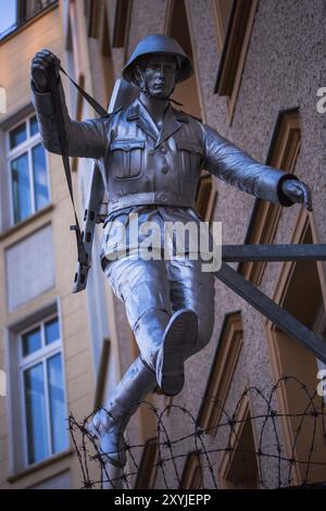 Sculpture de soldat en métal sur une façade de maison à Brunnenstrasse Banque D'Images