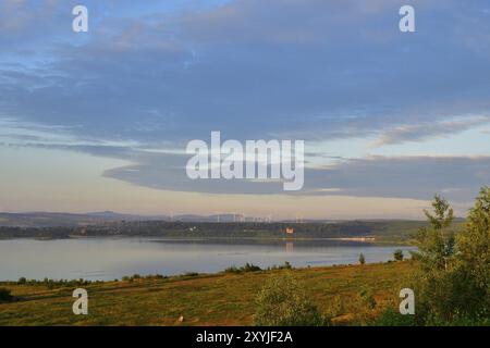 Matin sur le lac Berzdorf en été Un matin sur le lac Berzdorf en été Banque D'Images