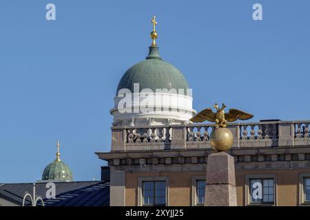 Détails architecturaux d'un bâtiment avec un dôme et aigle doré sur un ciel bleu, Helsinki, Finlande, Europe Banque D'Images