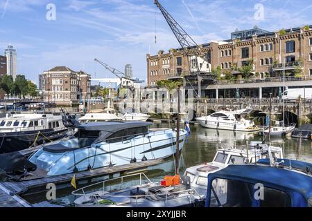 Rotterdam Marina, gastronomie, quartier de la vie nocturne, port de plaisance, bateaux à voile, yachts à moteur, dans le port intérieur, district de Feijenoord, Rot Banque D'Images