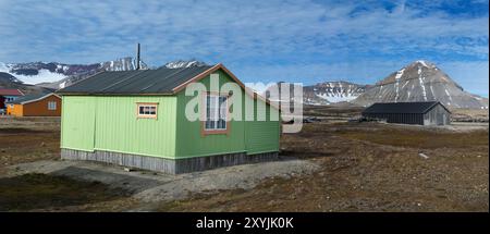 Logement typique avec des montagnes à l'arrière, NY-Alesund (NY-Ålesund), Oscar II Land, Svalbard, Norvège Banque D'Images